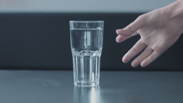 Γυναικείο χέρι να πάρει ένα ποτήρι νερό — Αρχείο Βίντεο