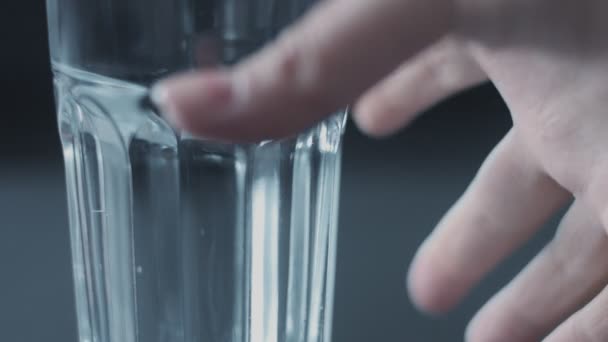 Kvinnans hand plocka ett glas vatten — Stockvideo