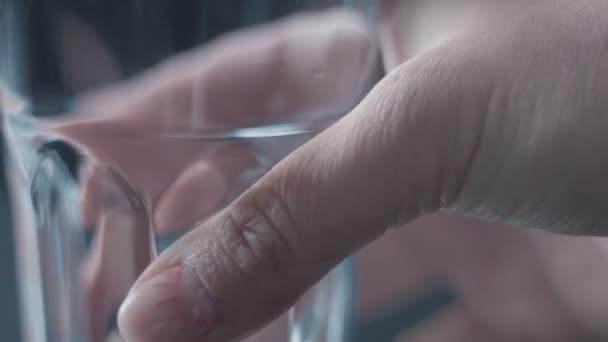 Dámská ručně vychystávání sklenice vody — Stock video