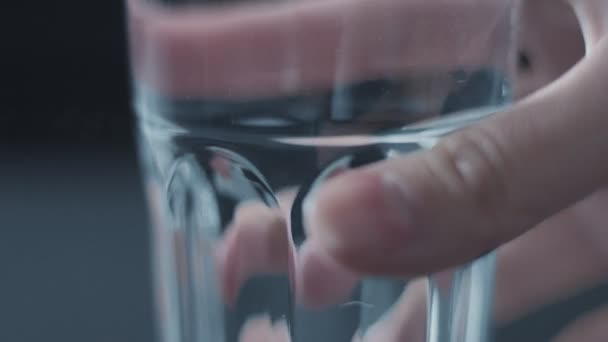 Frauen pflücken von Hand ein Glas Wasser — Stockvideo