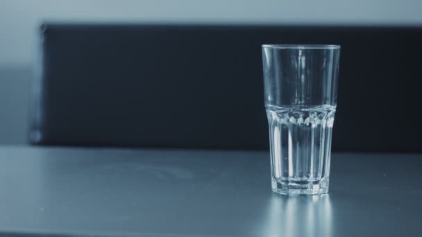 Närbild slowmotion av glas fulling med vatten — Stockvideo