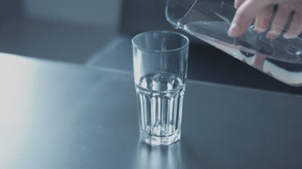 Närbild slowmotion av glas fulling med vatten — Stockvideo