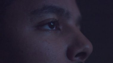 sıkıcı TV izlerken karışık yarış dostum üzgün