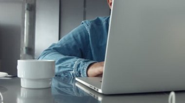Studio dizüstü ile çalışan karışık yarış yetişkin adam