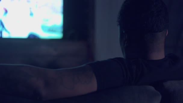 Upprörd tråkig blandad ras man tittar på tv — Stockvideo