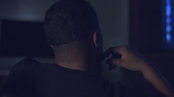 bouleversé ennuyeux mixte homme regarder la télévision 