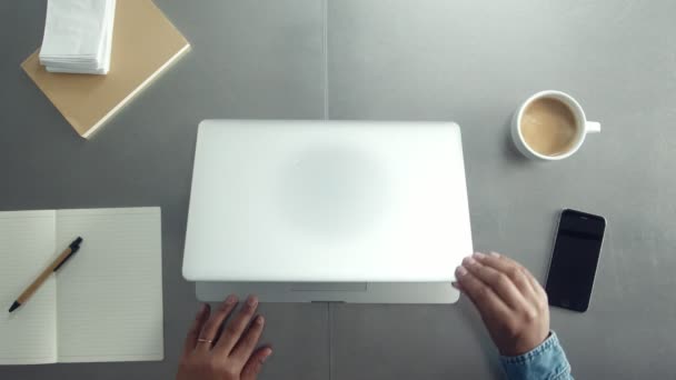 コーヒーを飲みながらノートを室内で作業する人 — ストック動画
