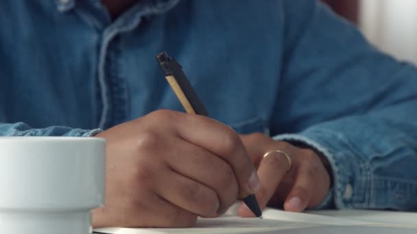 Primer plano mans manos tomando notas. escribir manos — Vídeos de Stock