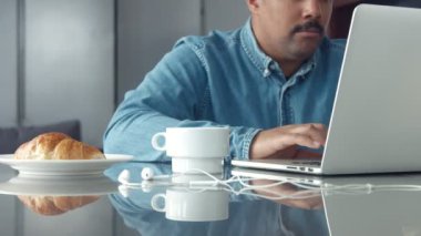 Studio dizüstü ile çalışan karışık yarış yetişkin adam