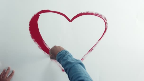 Pohled shora muž nakreslit srdce — Stock video