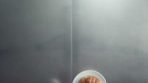 Desayuno con café y croisant — Vídeos de Stock