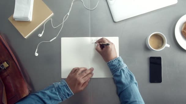 Pracovní stůl top zobrazit nad s notebook notebook a mans hand — Stock video