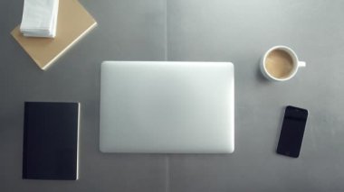 Çalışma masa üstü yukarıda dizüstü laptop ile görüntülemek ve el mans