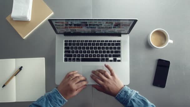 Вид зверху робочого столу з ноутбуком і рукою чоловіка — стокове відео