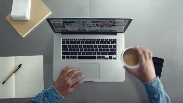 Рабочий стол вид сверху с ноутбука и руки человека — стоковое видео