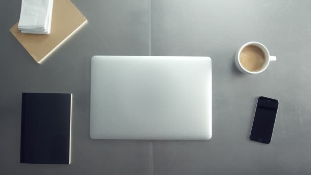 Çalışma masa üstü yukarıda dizüstü laptop ile görüntülemek ve el mans — Stok video