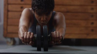 Genç zinde ve ses kadının güneşli çatı katında fitness egzersiz yapması yukarıya