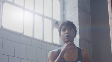 Genç uygun ve güneşli çatı katında bodur bölünmüş fitness egzersiz yapıyor kadın sesi