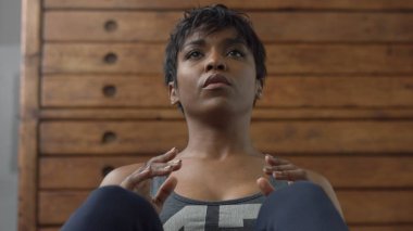 genç mükemmel güneşli çatı katında her abs rutin sırasında karışık ırk kadın uygun