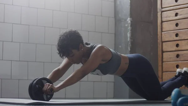Ung passar och tona upp kvinna gör fitness träning i sunny loft — Stockfoto