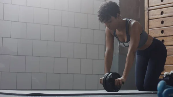 Ung passar och tona upp kvinna gör fitness träning i sunny loft — Stockfoto