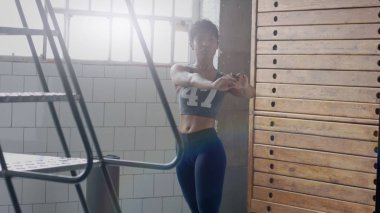 Genç uygun ve Isıtma yapıyor kadın sesi daha önce güneşli çatı katında bir fitness egzersiz