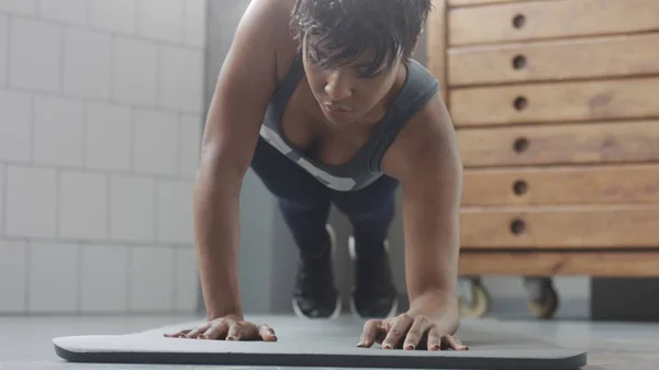 Jonge passen en de toon omhoog vrouw fitness training met plank elementen voor Spierversterkend abs in zonnige loft — Stockfoto