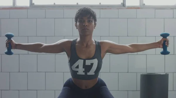 Portrait de femme noire pendant la musculation gros plan avec foucus à portée de main avec poids — Photo