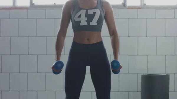 Retrato de mujer negra durante el entrenamiento con pesas primer plano con foucus en la mano con peso —  Fotos de Stock