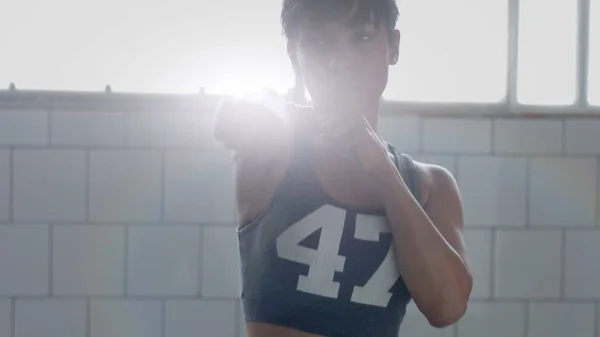 Jong gemengd ras african american vrouw maakt een workout boksen in zonnige loft — Stockfoto