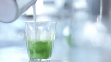 Karışık Yarış Barmeninin Kafe 'sinde Matcha Tea Preparation