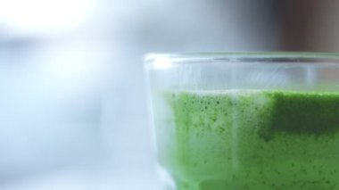 Karışık Yarış Barmeninin Kafe 'sinde Matcha Tea Preparation