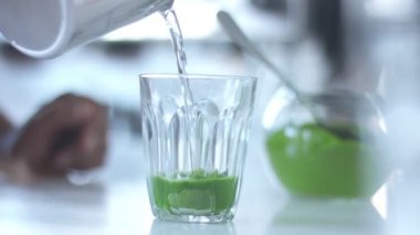 Karışık Yarış Barmeninin Kafe 'sinde Matcha Tea Preparation