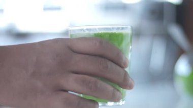 Karışık Yarış Barmeninin Kafe 'sinde Matcha Tea Preparation