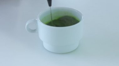 Karışık Yarış Barmeninin Kafe 'sinde Matcha Tea Preparation