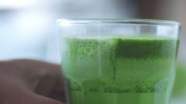 Karışık Yarış Barmeninin Kafe 'sinde Matcha Tea Preparation