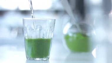 Karışık Yarış Barmeninin Kafe 'sinde Matcha Tea Preparation