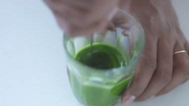 Karışık Yarış Barmeninin Kafe 'sinde Matcha Tea Preparation