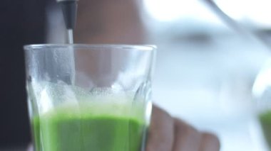 Karışık Yarış Barmeninin Kafe 'sinde Matcha Tea Preparation