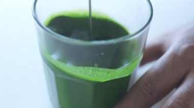 Karışık Yarış Barmeninin Kafe 'sinde Matcha Tea Preparation