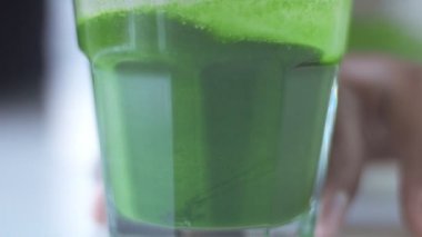 Karışık Yarış Barmeninin Kafe 'sinde Matcha Tea Preparation