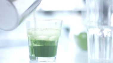 Karışık Yarış Barmeninin Kafe 'sinde Matcha Tea Preparation