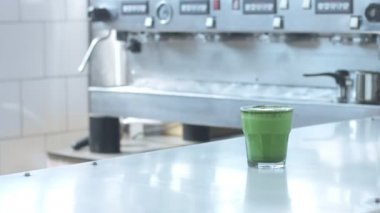 Karışık Yarış Barmeninin Kafe 'sinde Matcha Tea Preparation
