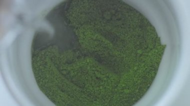 Karışık Yarış Barmeninin Kafe 'sinde Matcha Tea Preparation