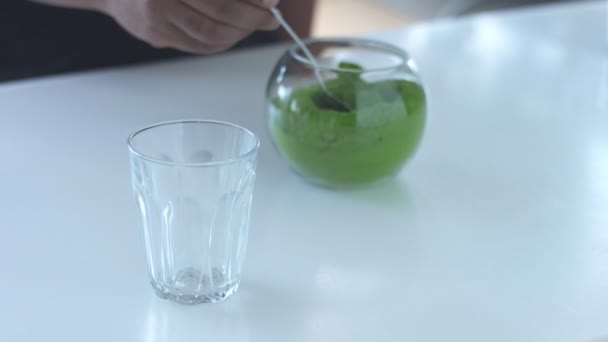 Matcha Herbata Przygotowanie w Cafe Przez mieszany wyścig Barman — Wideo stockowe