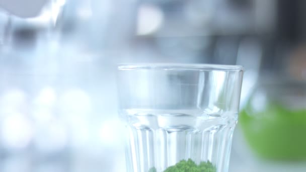 Matcha čaj příprava v kavárně podle smíšeného závodu Barman — Stock video