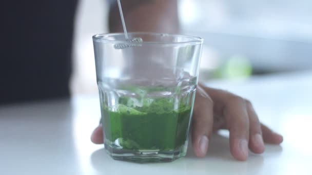 Preparação de chá Matcha no café por misto raça barman — Vídeo de Stock