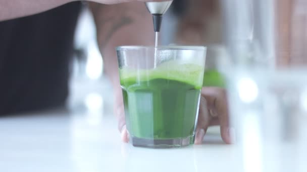 Matcha teh persiapan di kafe oleh bartender ras campuran — Stok Video