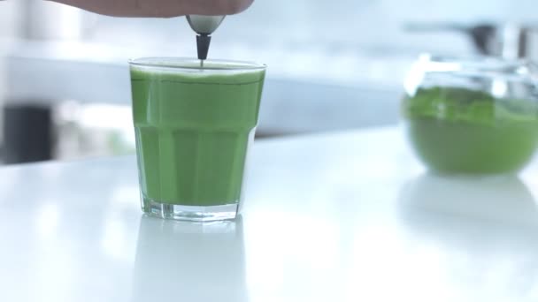 Matcha Tea Preparazione in Cafe By Mixed Race Barman — Video Stock