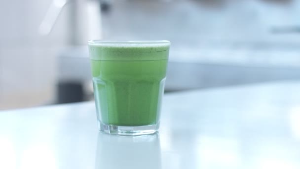 Préparation de thé Matcha au café par barman métis — Video